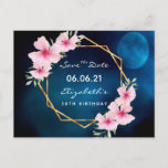 Carte Postale Fête d'anniversaire Sauvez la date Lune bleue trop<br><div class="desc">A Enregistrer la carte de date pour une fête tropicale de 50e anniversaire (ou tout autre âge). Devant : Style tropical tendance. Avec un cadre géométrique en faux or décoré d'hibiscus roses, fleurit des fleurs tropicales avec un peu de verdure. Un ciel tropical bleu foncé avec une pleine lune comme...</div>