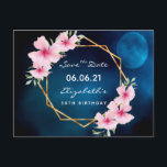 Carte Postale Fête d'anniversaire Sauvez la date Lune bleue trop<br><div class="desc">A Enregistrer la carte de date pour une fête tropicale de 50e anniversaire (ou tout autre âge). Devant : Style tropical tendance. Avec un cadre géométrique en faux or décoré d'hibiscus roses, fleurit des fleurs tropicales avec un peu de verdure. Un ciel tropical bleu foncé avec une pleine lune comme...</div>
