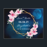 Carte Postale Fête d'anniversaire Sauvez la date Lune bleue trop<br><div class="desc">A Enregistrer la carte de date pour une fête tropicale de 50e anniversaire (ou tout autre âge). Devant : Style tropical tendance. Avec un cadre géométrique en faux or décoré d'hibiscus roses, fleurit des fleurs tropicales avec un peu de verdure. Un ciel tropical bleu foncé avec une pleine lune comme...</div>