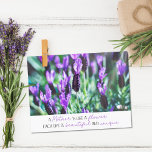 Carte Postale Fête des mères Lavender champ inspiration citation<br><div class="desc">La carte postale du jour de la mère présente une photo originale d'un champ de lavande pittoresque pendant une journée ensoleillée d'été. La citation inspirante en noir et violet de polices élégantes dit "Une Mère est comme une fleur,  chacune est belle et unique"</div>
