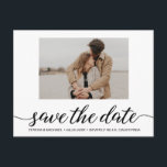 Carte Postale Fiançailles Photo Moderne Enregistrer le script Da<br><div class="desc">Voici notre Fiançailles photo moderne Enregistrer le script de la date Postcard, la façon parfaite de partager les nouvelles excitantes de votre fiançailles avec la famille et les amis. Cette carte postale personnalisable vous permet d'ajouter votre propre photo, créant une touche personnelle qui capture l'essence de votre relation. Faites de...</div>
