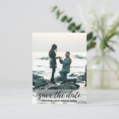 Carte Postale Fiançailles vertical Enregistrer le script de date (Debout devant)