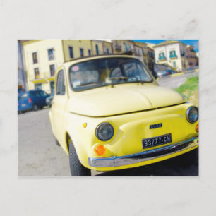 Carte Postale Fiat jaune 500, Cinquecento vintage en Italie