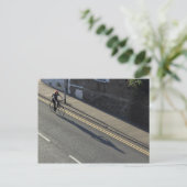 Carte Postale Fille à bicyclette (Debout devant)