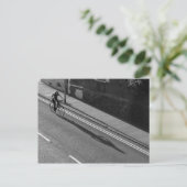 Carte Postale Fille à bicyclette NB (Debout devant)