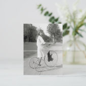 Carte Postale Fille à tricycle, 1917 (Debout devant)