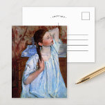 Carte Postale Fille Arrange Ses Cheveux | Mary Cassatt<br><div class="desc">Girl Arrange Her Hair (1886) de Mary Cassatt capture le moment intime d'une jeune fille qui fixe ses cheveux. Le tableau reflète la représentation magistrale de Cassatt de scènes domestiques et personnelles, mettant l'accent sur les moments tendres et quotidiens de la vie. Avec ses coups de pinceau doux et sa...</div>