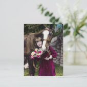 Carte Postale Fille aux fleurs (Debout devant)