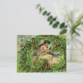 Carte Postale Fille avec harpe et shamrocks (Debout devant)