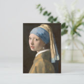 Carte Postale Fille avec une oreille perle (Debout devant)