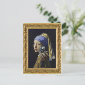 Carte Postale Fille avec une oreille perle - auto-tourné (Debout devant)