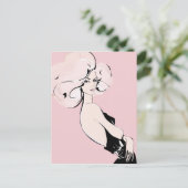 Carte Postale Fille blonde en noir sur fond rose (Debout devant)