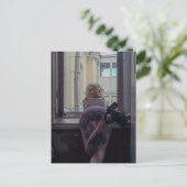 Carte Postale Fille dans la fenêtre (Debout devant)