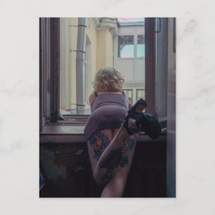 Carte Postale Fille dans la fenêtre   