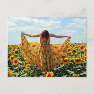 Carte Postale Fille dans le champ de tournesol