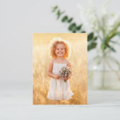 Carte Postale Fille dans une prairie avec un bouquet de Fleurs s (Debout devant)