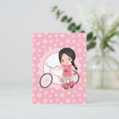 Carte Postale Fille de bicyclette aux cheveux noirs - Rose blanc (Debout devant)