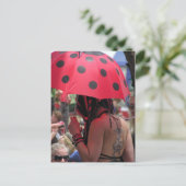 Carte postale Fille de tatouage parapluie tacheté (Debout devant)