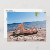 Carte Postale Fille des vacances de printemps allongée sur une p (Devant / Derrière)