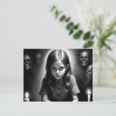 Carte Postale Fille effrayante et sinistre  (Debout devant)