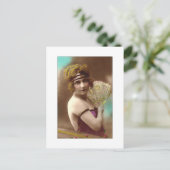 Carte Postale fille flapper en violet avec un éventail (Debout devant)
