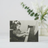 Carte Postale Fille jouant du piano (Debout devant)