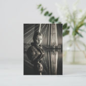 Carte Postale Fille noire et blanche au pont Double exposition (Debout devant)