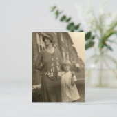 Carte Postale fille par mère et bâtiment (Debout devant)