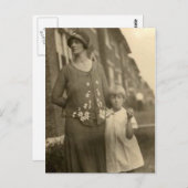 Carte Postale fille par mère et bâtiment (Devant / Derrière)