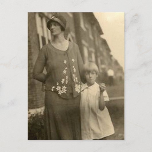 Carte Postale fille par mère et bâtiment (Devant)