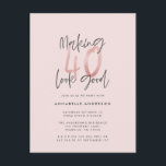 Carte Postale Fille parties scintillant rose moderne design 40e<br><div class="desc">Faire paraître 40 belle invitation d'anniversaire de parties scintillant rose girly. Texte de script moderne design monochrome. Partie d'une collection.</div>