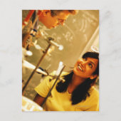 Carte Postale Fille souriante à l'enseignant en laboratoire de c (Devant)