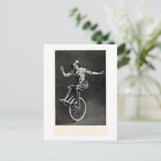 Carte Postale Fille sur un monocycle (Debout devant)