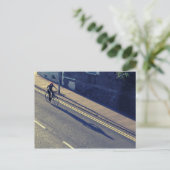 Carte Postale Fille sur un vélo (Cross Process) (Debout devant)