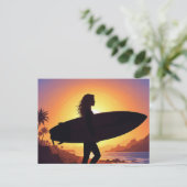 Carte Postale Fille surfeuse sur la plage (Debout devant)
