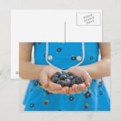 Carte Postale Fille tenant des bleuets frais (Devant / Derrière)