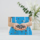 Carte Postale Fille tenant des bleuets frais (Debout devant)