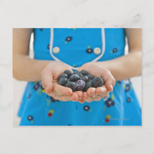Carte Postale Fille tenant des bleuets frais