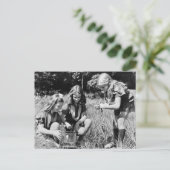 Carte Postale Filles collectionnant des grenouilles, années 1940 (Debout devant)