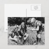 Carte Postale Filles collectionnant des grenouilles, années 1940 (Devant / Derrière)