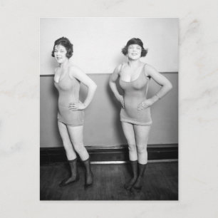 Carte Postale Filles de chœur légèrement vêtues, 1920