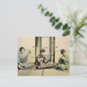 Carte Postale Filles japonaises jouant de la flûte, 'koto' et sa (Debout devant)