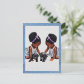 Carte Postale Filles jumelles afro-américaines avec chiots (Debout devant)