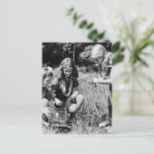 Carte Postale Filles ramassant des grenouilles, années 1940 (Debout devant)