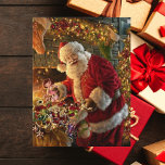 Carte Postale Fireplace de Vintage<br><div class="desc">Ce Père Noël rétro est d'une vieille carte postale que j'ai achetée aux enchères. Le design a beaucoup de lumières de Noël en or produisant un effet étincelant, mais il a été fait bien avant que bling ne soit la chose. La jeune génération pourrait penser que mettre fin aux cartes...</div>