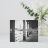 Carte Postale Fishermen under Whitby Pier, Whitby, North Yorks. (Debout devant)