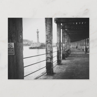 Carte Postale Fishermen under Whitby Pier, Whitby, North Yorks.