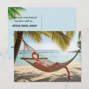 Carte Postale Flamant rose se prélassant dans un hamac de plage
