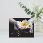 Carte Postale Fleur Jaune Délicate En Merci Dans Les Mains (Debout devant)