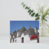 Carte Postale Fleurs de géranium et maisons de trulli à Alberobe (Debout devant)